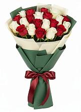 Букет Микс из красных и белых роз в Торопце