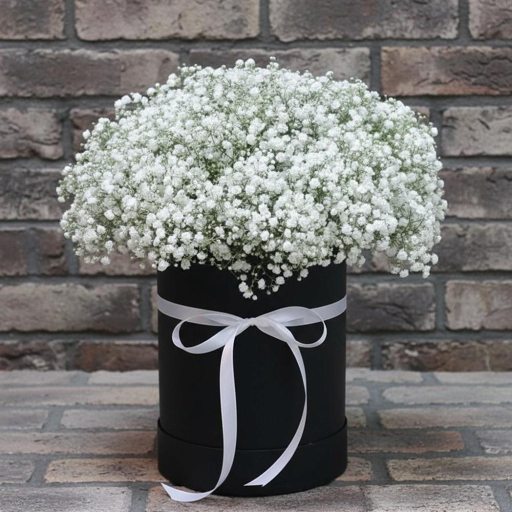 Цветочная композиция из Гипсофила в шляпной коробке в Торопце