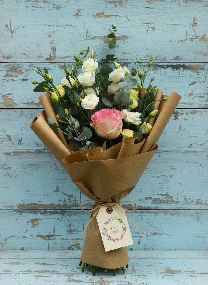 Букет цветов из: Розы и Лизиантусы в Торопце