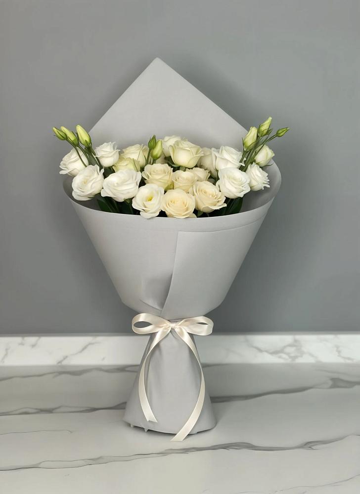 Букет цветов из: Розы и Лизиантусы в Торопце