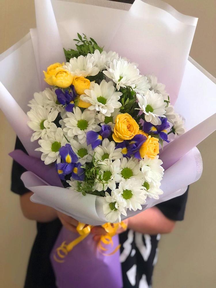 Букет цветов из: Ирисы, Хризантемы и Розы в Торопце