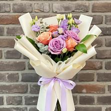 Букет цветов из:  Лизиантусы и Розы в Торопце
