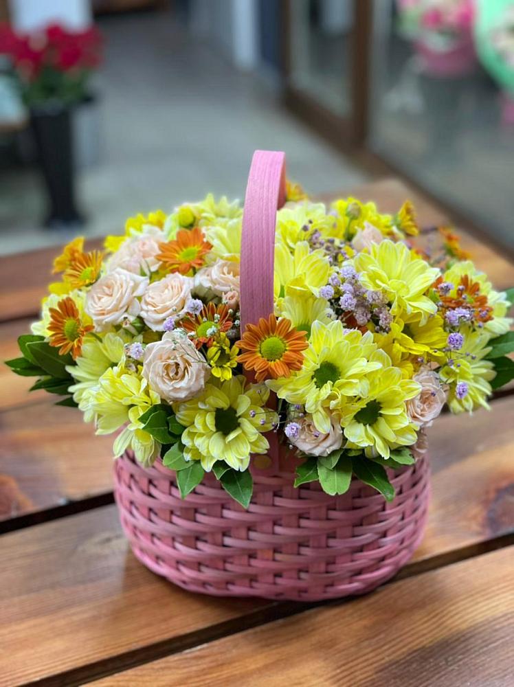 Цветочная композиция из Хризантемы и Розы в корзине в Торопце
