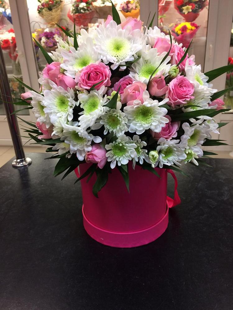 Цветочная композиция из Розы и Хризантемы в шляпной коробке в Торопце