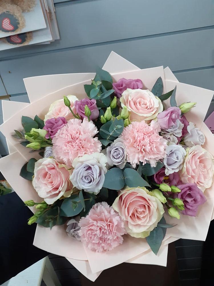 Букет цветов из: Розы, Гвоздики и Лизиантусы в Торопце