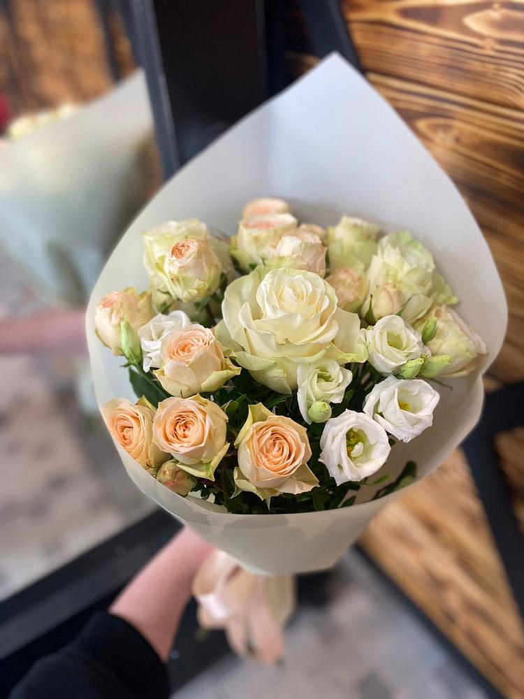 Букет цветов из: Розы и Лизиантусы в Торопце